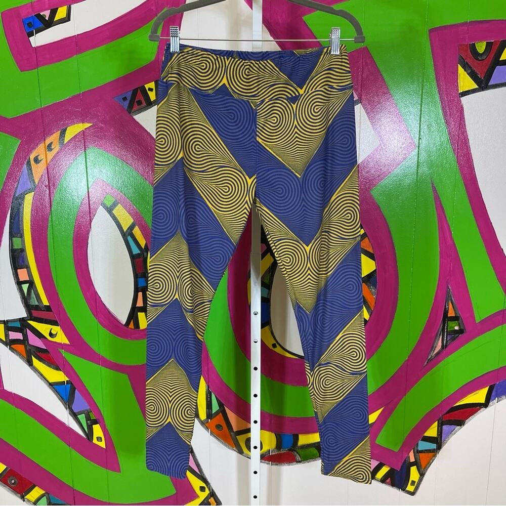 LuLaRoe, Tall & Curvy Purple and Gold Graphic Leggings. Excellent condition!